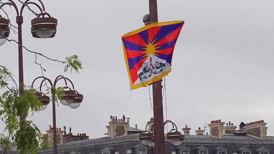 Xi Jinping will shortly arrive in Paris! 

SFT, alongside thousands of Tibet supporters in France, will protest his presence.

Interested in backing us as we continue to challenge Xi's presence across Europe with nonviolent protest?

Donate today here ▶️ shorturl.at/gwEQW