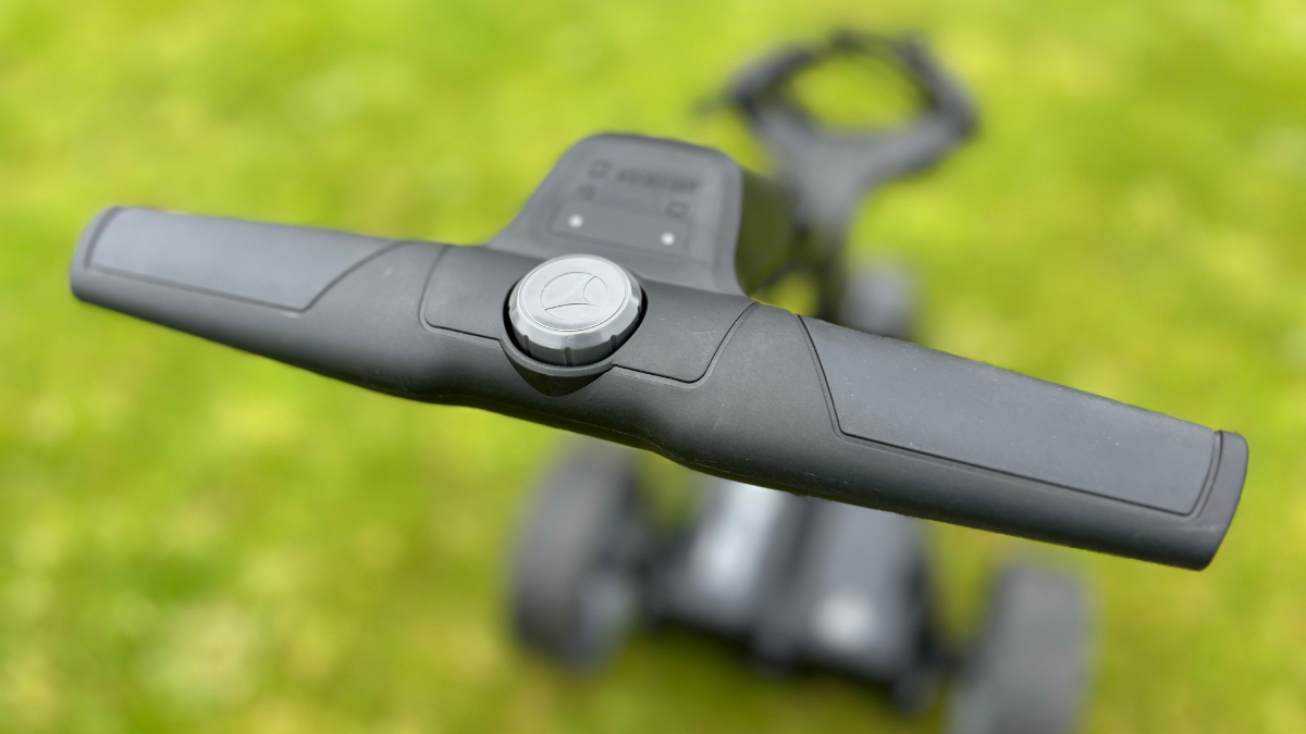 barker_jasen's tweet photo. The brand new #Motocaddy SE Electric Trolley is the perfect entry-level option for the golfer looking to step up from carrying, using a push-cart, or simply looking for a great value 👌

👉 https://t.co/tZ580C8eAr https://t.co/TnxrfPbFBV