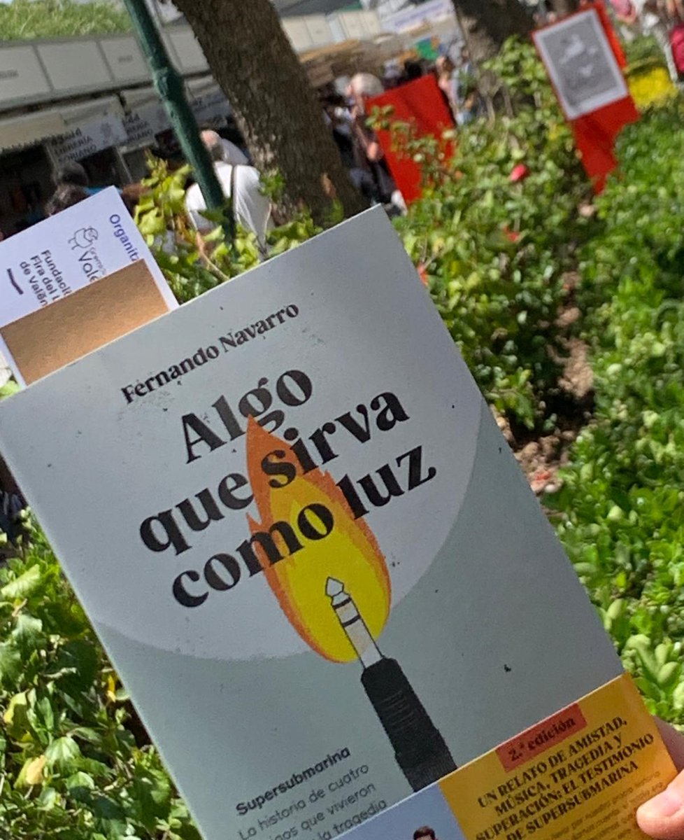 Entre mi familia existe la tradición de acudir a la Feria del Libro y regalarnos uno. Este año lo tenía muy claro; por fin, en mis manos: Algo que sirva como luz, @fernavarro17.