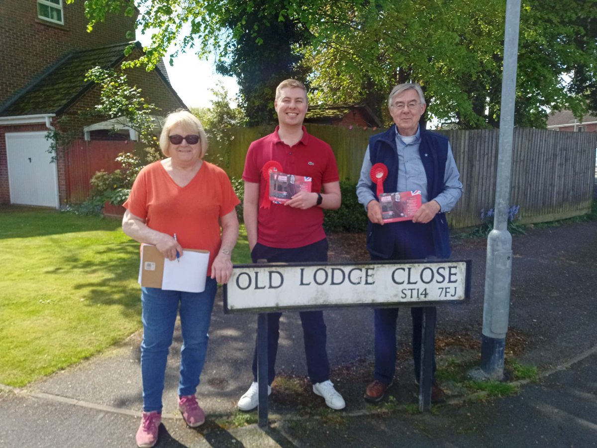 Best weather yet while out talking to residents in Uttoxeter ☀️🌹

People telling us the opportunity to get rid of this government can’t come soon enough.