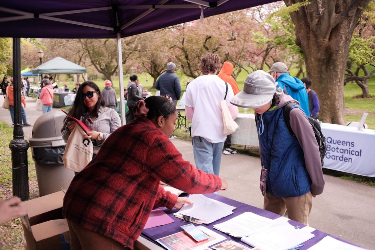 Great turnout last Sat at the #ClimateArtsFestival 🎉 We shared a table with @qplnyc & passed out free goodies! We also collected #floodstories for our podcast 💪 Many 🙏 to @queensbotanicl for hosting 👍 Sign up for our newsletter - buff.ly/3FP00wP - and see you soon 😜