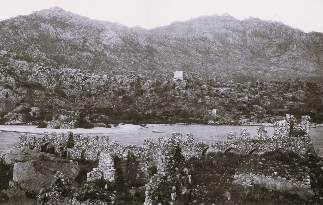 Bafa gölünün doğusunda, önde 'Kapıkırı Adası ve üzerindeki Manastır', ardında Athena Tapınağı, geride Beşparmak (Latmos) Dağları (1922).