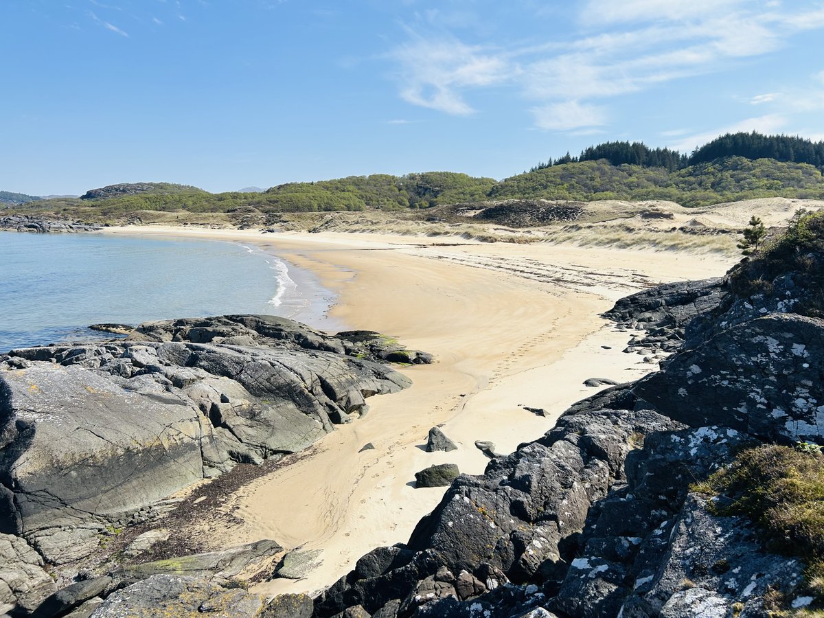 The very remote Cul na Croise beach on Ardnamurchan’s ‘Singing Sand’ coast. Hard to reach on foot with the tide in but well worth the falls and scratches! 🏴󠁧󠁢󠁳󠁣󠁴󠁿