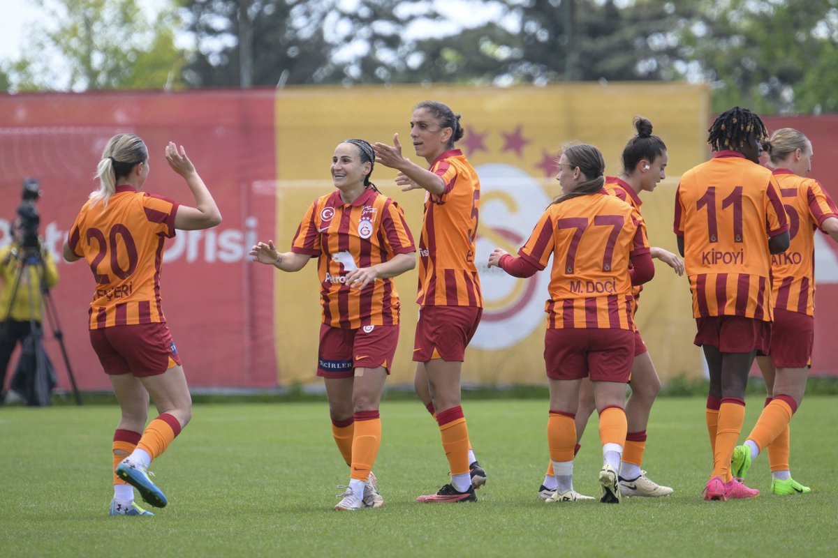 Kadınlar Süper Ligi final haftasının ilk yarı sonuçları: 

🔶 Galatasaray 1-0 ALG Spor 
🔶 Trabzonspor 0-2 ABB Fomget

Canlı puan durumu:

1️⃣ Galatasaray - 71 puan
2️⃣ ABB Fomget - 69 puan

Galatasaray, bu sonuçlarla ligi şampiyon tamamlayacak.