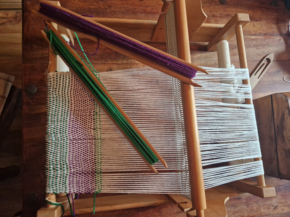 CarolineStrath's tweet image. Got given a table loom as an early birthday present. Lots to learn from scratch and many YouTube vids later..I've made many mistakes and still have issues with getting the tension right but figuring it out as I go, as love weaving #trynewthings #OT #creativehealth #heritagecrafts