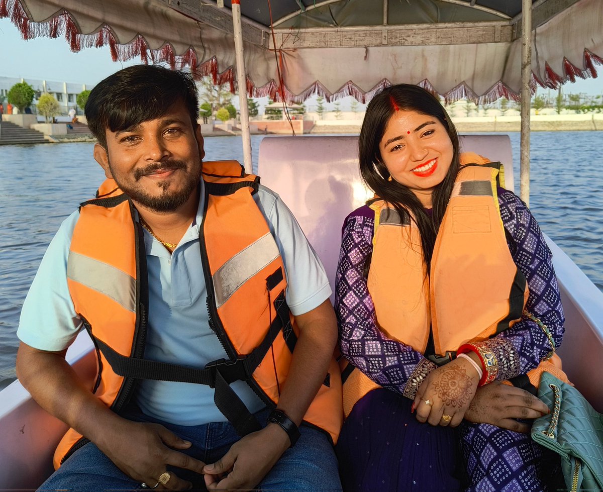 जीवन में नव-अध्याय की शुरुआत हुई है। विगत 26 अप्रैल को स्वाति जी संग वैवाहिक बंधन में बंधा हूं, सपत्नीक सभी शुभेच्छुओं को प्रणाम, नमस्ते 🙏