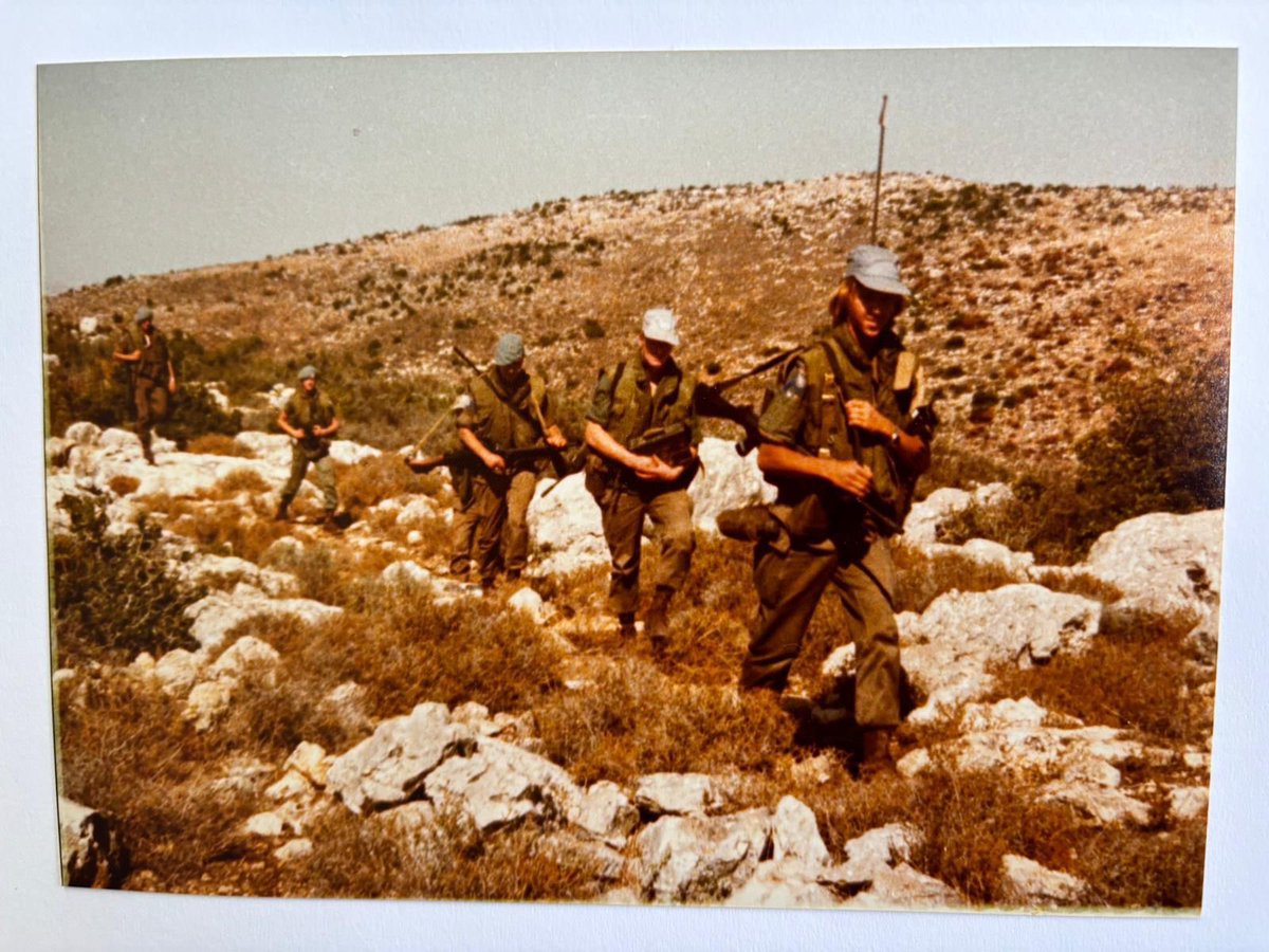 Op de koffie bij veteraan Bert van Eijk. In 1979 werd hij als dienstplichtige uitgezonden naar de VN-vredesmissie in Libanon. Er was daar geen vrede, vertelde Bert, maar UNIFIL bood wel meer veiligheid. 'Soms hoorde ik de mortierscherven op mijn helm tikken.'

#Bevrijdingsdag