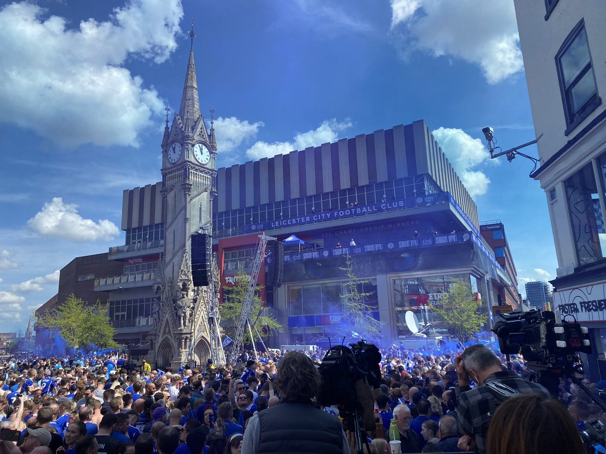 Leicester şehir meydanı maviye boyanmış durumda 💙 Takım birazdan kupayla beraber üstü açık otobüsle şehri turlayacak.