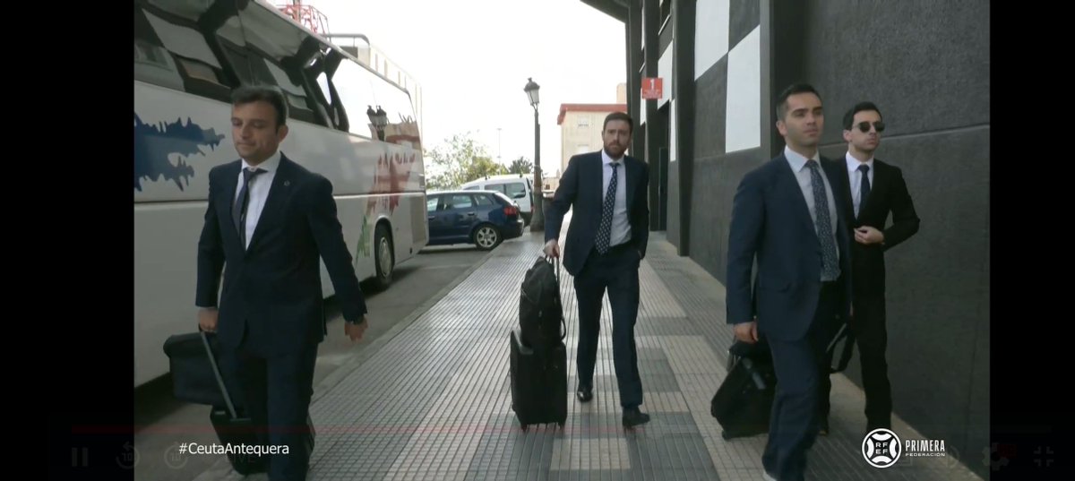 Los árbitros del @ADCeuta_FC - @AntequeraCF entrando al Murube. Ahora entiendo por qué cada uno lleva dos maletas (la segunda entra vacía, pero va a salir llena). Vaya vergüenza de arbitraje se ha visto hoy en #PrimeraFederación