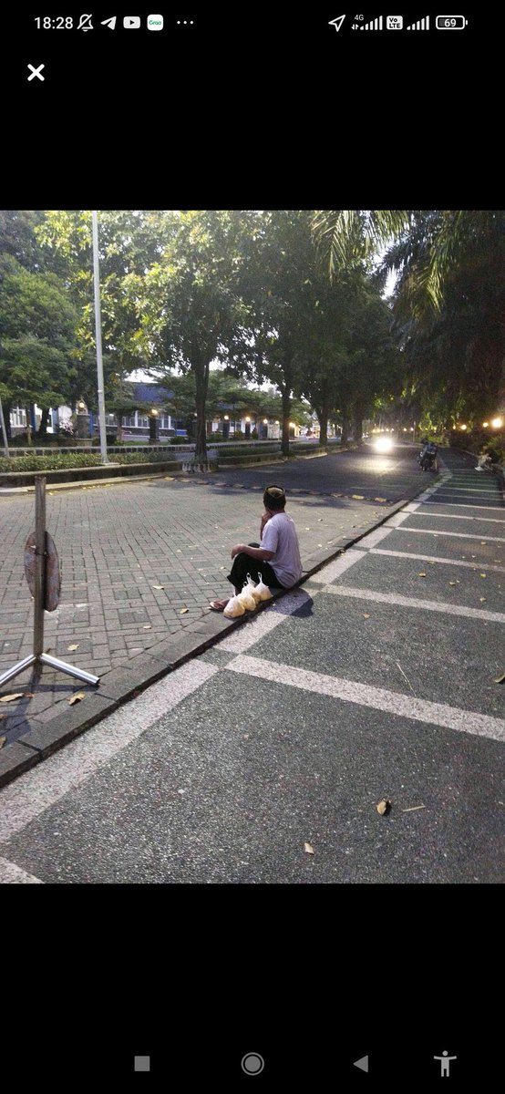 estehthebest's tweet image. Hii semuaa 
Aku ngga bisa bikin thread jadi maaf kalau berantakan 🙏
Aku abis utbk di UB tadi sore di fakultas kedokteran, trus aku ngalamin kejadian ngga enak disana. Mungkin ini bisa jadi pembelajaran buat semuanya dan biar ngga ada yang ketipu lagi sama bapak satu ini🤕🙏