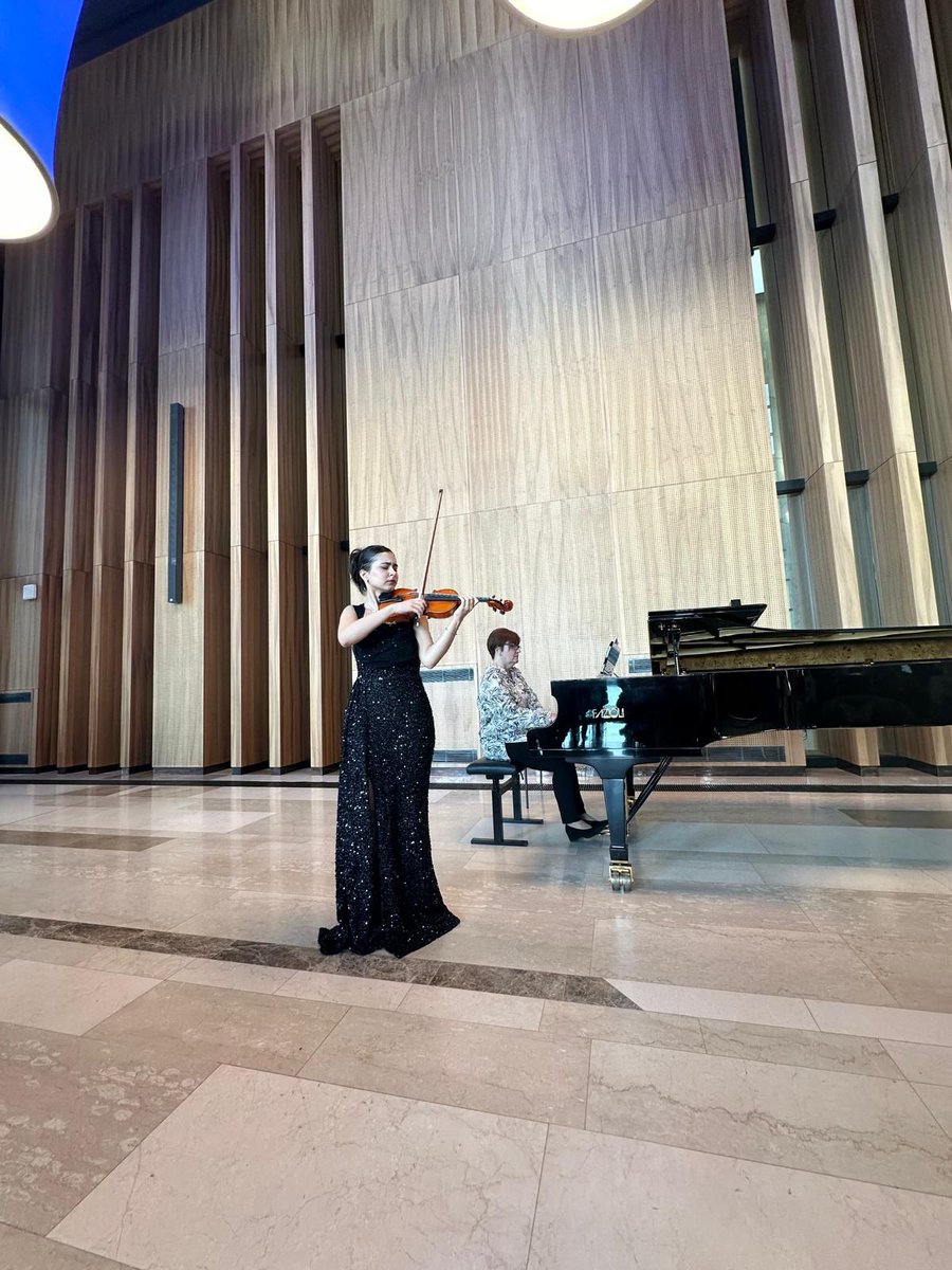 Dünyanın önde gelen müzik okullarından Liszt Ferenc'deki yetenekli öğrencilerimizden Duru Önhon, @MupaBudapest evsahipliğindeki başarılı performansıyla göz doldurdu. 👏🏻

Genç sanatçımızı kutluyor, 2024 Türk-Macar Kültür Yılı'na katkısı için teşekkür ediyoruz.
🎻🇹🇷💯🇭🇺
.
.
Önhon…