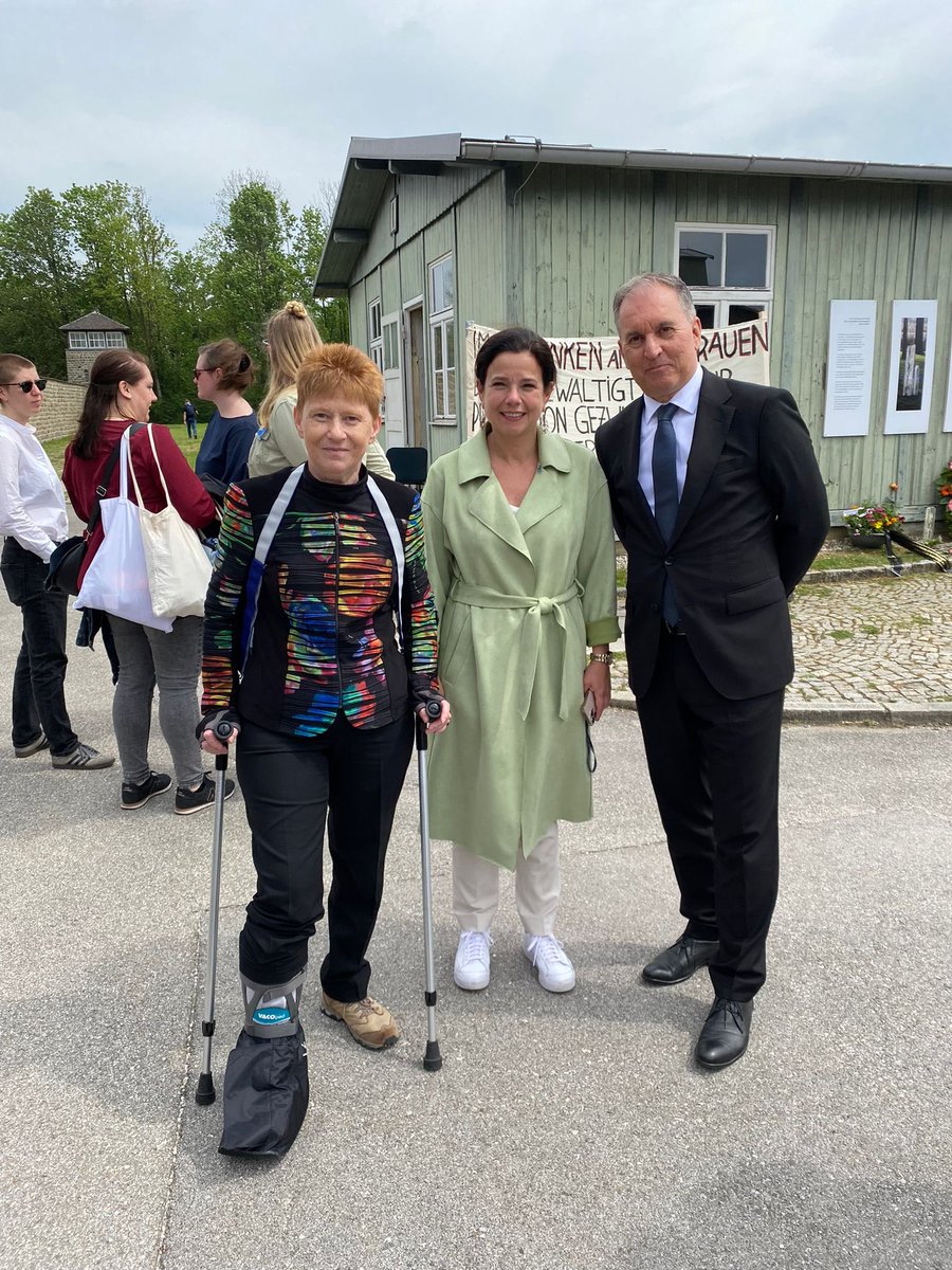 Gemeinsam mit Bundestagsvizepräsidentin @PetraPauMaHe, einer Delegation des Jugendarbeitskreises des @Volksbund sowie Schülerinnen und Schülern aus Berlin, Bernau, Fürstenwalde und Stuttgart bei der Internationalen Gedenk- und Befreiungsfeier in der KZ-Gedenkstätte @MauthausenMem