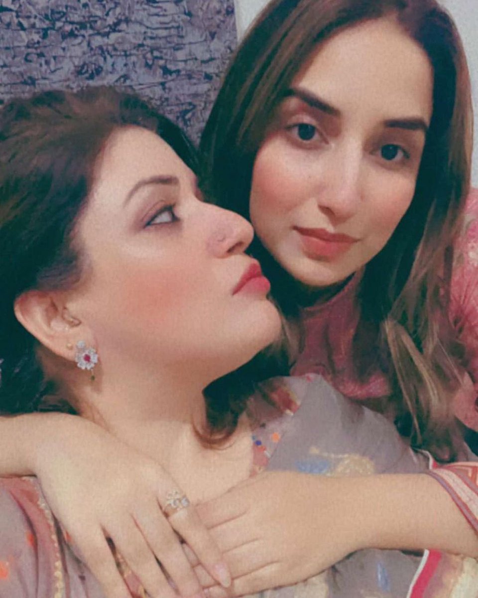 میں اور میری دوست کون زیادہ پیارا ہے؟ 🤣