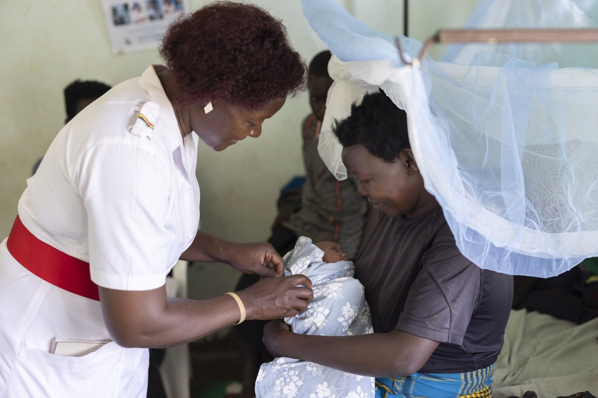 “Here in the health facility, I’m treated w/ respect. They told me exactly what was going on during birth.” Moms & babies deserve the best care – & that’s what they get at this ChildFund-supported health center in #Uganda from trained midwives. 👏🏾 #InternationalDayOfTheMidwife