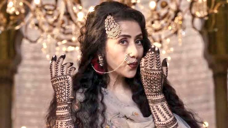 The best part of #Heeramandi is  #ManishaKoirala as Mallikajaan & this frame is the best. It shows the power of Mallikajaan as she is more concerned about drying the Mehndi on her hand than take the offer of colonist Britisher- PRIORITIES. Thank you #SanjayLeelaBhansali for…