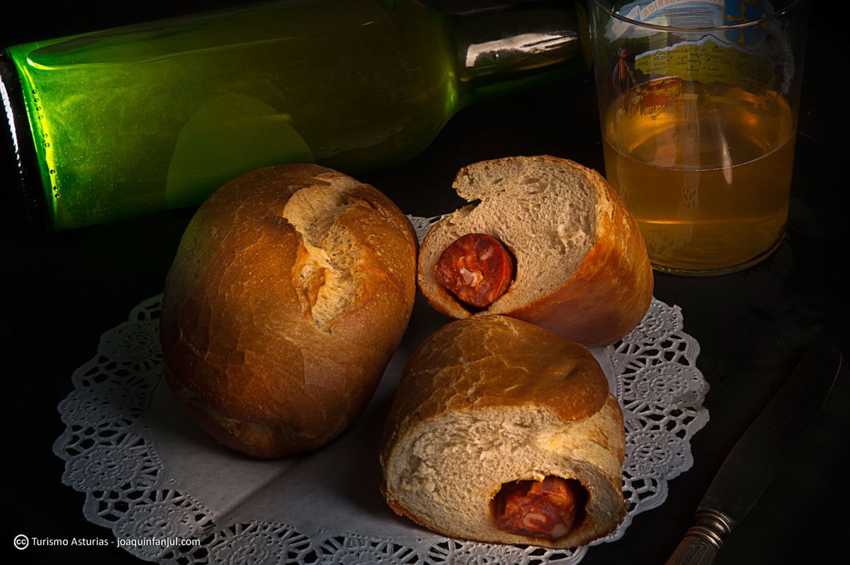 Pastel de cabracho, escalopines al Cabrales, tortos o bollos preñaos entre los platos tradicionales de Asturias que recomienda el tuitero Nick O'Brien. ℹ️ eu1.hubs.ly/H08XvnQ0