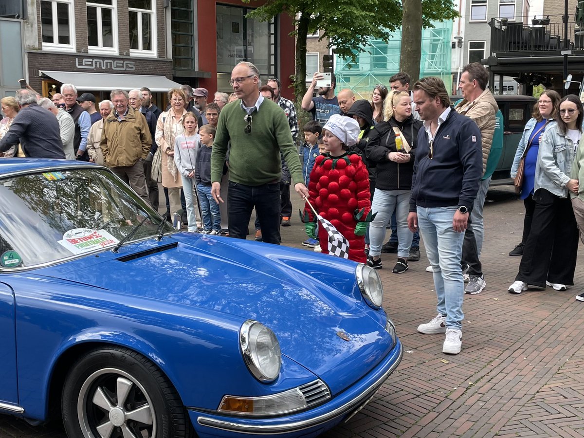 Flipje geeft startschot voor #5e Betuwse Fruitrally geassisteerd door wethouders Dijkstra en Groen ⁦<a href="/gemTiel/">gemeente Tiel</a>⁩ .Schitterende oldtimers in binnenstad van Tiel ⁦<a href="/Flipjemuseum/">Flipje van Tiel</a>⁩ Wat een mooi evenement!