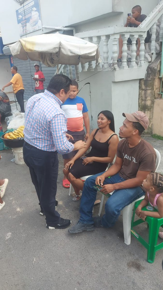 Adivinen... @TobiasCrespo Quién está en los barrios buscando los votos para que #Vuelva el presidente @LeonelFernandez #Gallup #Encuesta #ElCambioSigue @manuelcrespoRD @OmarLFernandez @LirianoOmar @DarioMedranoR @angelcrespo01 @robertoulloa31 @FPcomunica @ALBINCEPEDA