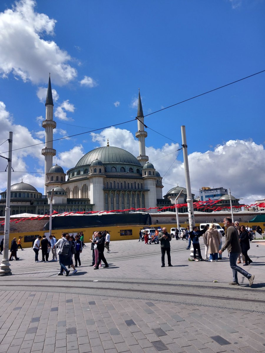 AK Parti iktidarın yaptığı en en güzel şey..
1.marmaray 
2.Taksim Camii 
3.Ayasofyanın Yeniden ibadete açılması..