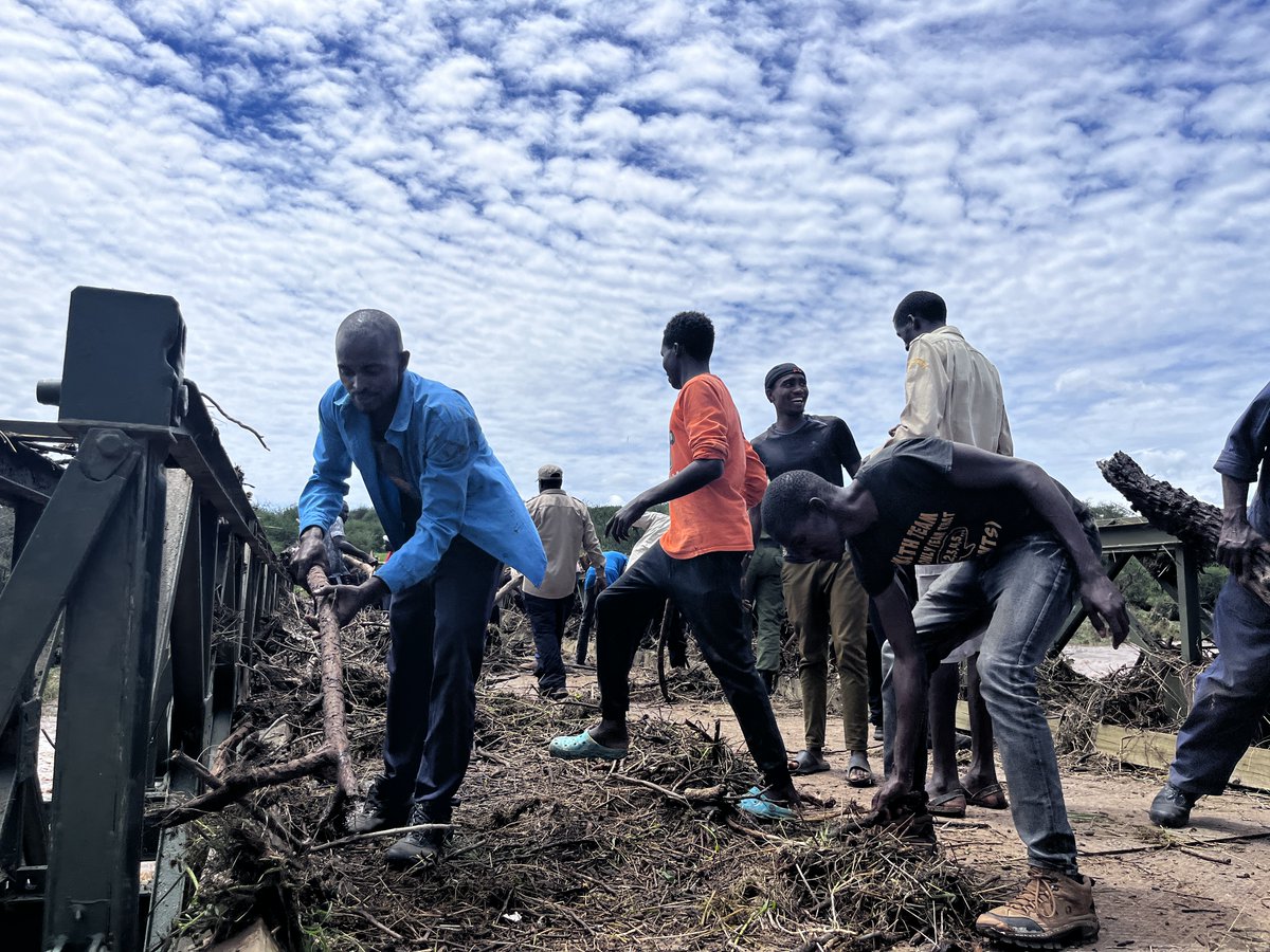 Since the water levels are lower for now, Mpala staff came together to clear the debris from the bridge, which is still standing. We are working w/ the Kenya Rural Roads Authority to inspect & assess the damage & determine a solution. For now, Mpala is accessible by air.