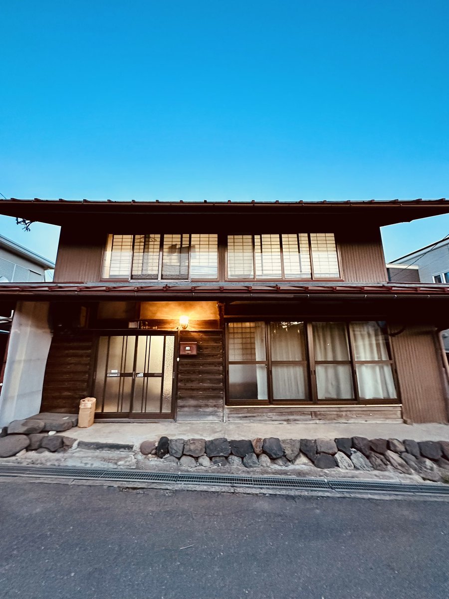 CO__valley's tweet photo. CO-valleyのマイです。5/1からパートナーのSoさんと、長野県の富士見駅から徒歩5分の古民家にお引越ししてきました。
この古民家から小さく活動をはじめて、ゆくゆくは長野県富士見町の森の中でエコロジーをコンセプトにしたアートスタジオを作っていけたらなと考えています。 https://t.co/gpB67LMOz0
