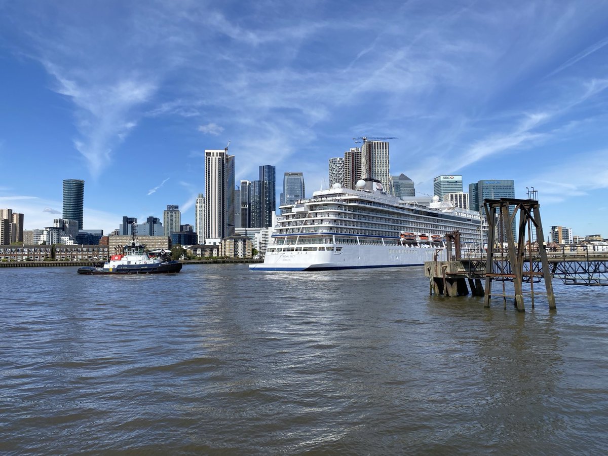 Tugs turn the Viking Sky around mid Thames before towing it backwards into Greenwich Tier