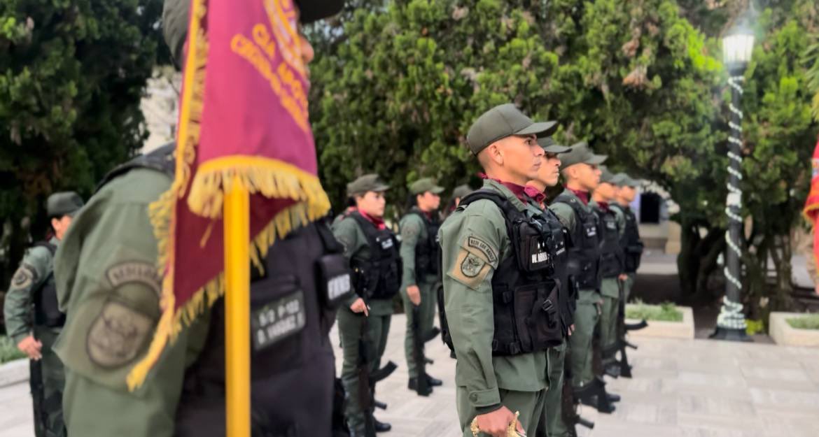 Rendir honores a nuestra bandera es sentir orgullo de nuestros símbolos patrios y de nuestra nacionalidad ! Bolívar sigue vivo en el espíritu de cada venezolano y venezolana que permanecen rodilla en tierra, vigilantes ante los sempiternos ataques amañados y pretensiones…