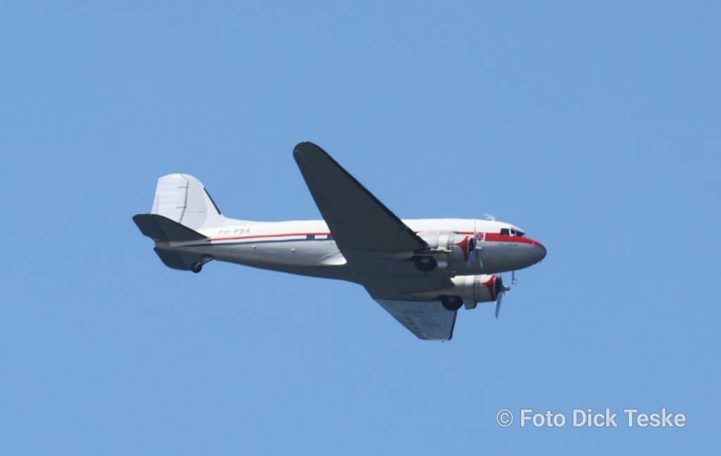 Douglas DC 3 Dakota rondje boven Scheveningen ivm Bevrijdingsdag 🇳🇱 met zn unieke motor geronk van verre te horen.