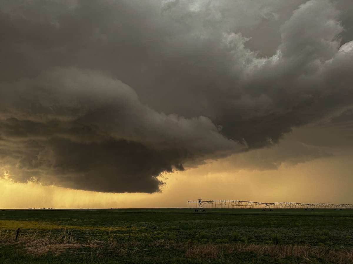 Panhandle storms never fail to impress me! 
Perryton, TX 5/1/2024 #wxtwitter