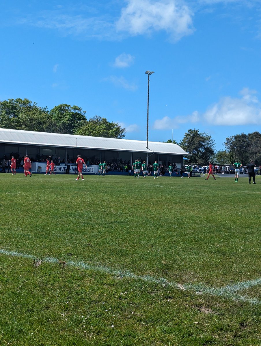 Half time: Guernsey 1-2 Jersey 

Cracking half of Muratti football as Jersey have the lead at the break thanks to goals from Yates and Cassidy! 

Guernsey pulled a goal back so it's all set up for a brilliant second half.

#MonTheBeans