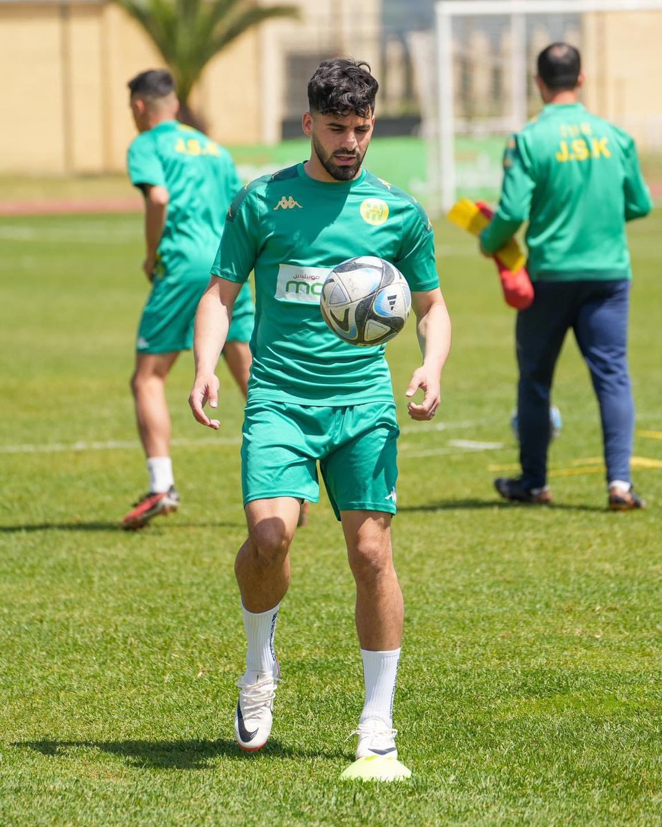 📸 | Les poulains du duo Bahloul-Bensafi se sont entraînés ce matin sur la pelouse naturelle du stade Salem Mabrouki de Rouiba, pour une ultime répétition avant l'affiche face aux usmistes demain soir au Stade Nelson Mandela. #mobilis #𝗨𝗦𝗠𝗔𝗝𝗦𝗞 #jskdigitalcom #Condor