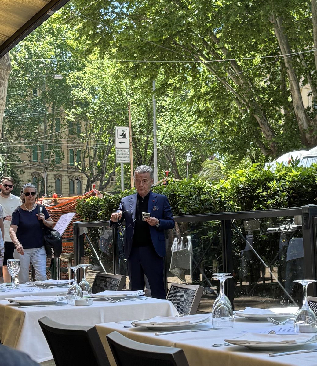 andrewviola26's tweet photo. È domenica, una nuova settimana si appresta ad iniziare con relativi impegni e preoccupazioni. 

Incontri Enzo Ghinazzi, in arte Pupo, nel tuo stesso ristorante.

E tutto passa in secondo piano. https://t.co/AkMFl8Qysi