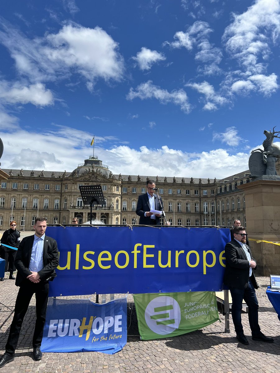 Annette Ruess 🇪🇺 (@annetteruess) on Twitter photo #europademo von <a href="/PulseofEurope/">@PulseofEurope</a> in Stuttgart: Wir stoppen die Rechtsextremen nicht im Schlafwagen der Geschichte, so <a href="/cem_oezdemir/">Cem Özdemir</a> auf dem Schlossplatz. #Europawahl #europademo von <a href="/PulseofEurope/">@PulseofEurope</a> in Stuttgart: Wir stoppen die Rechtsextremen nicht im Schlafwagen der Geschichte, so <a href="/cem_oezdemir/">Cem Özdemir</a> auf dem Schlossplatz. #Europawahl