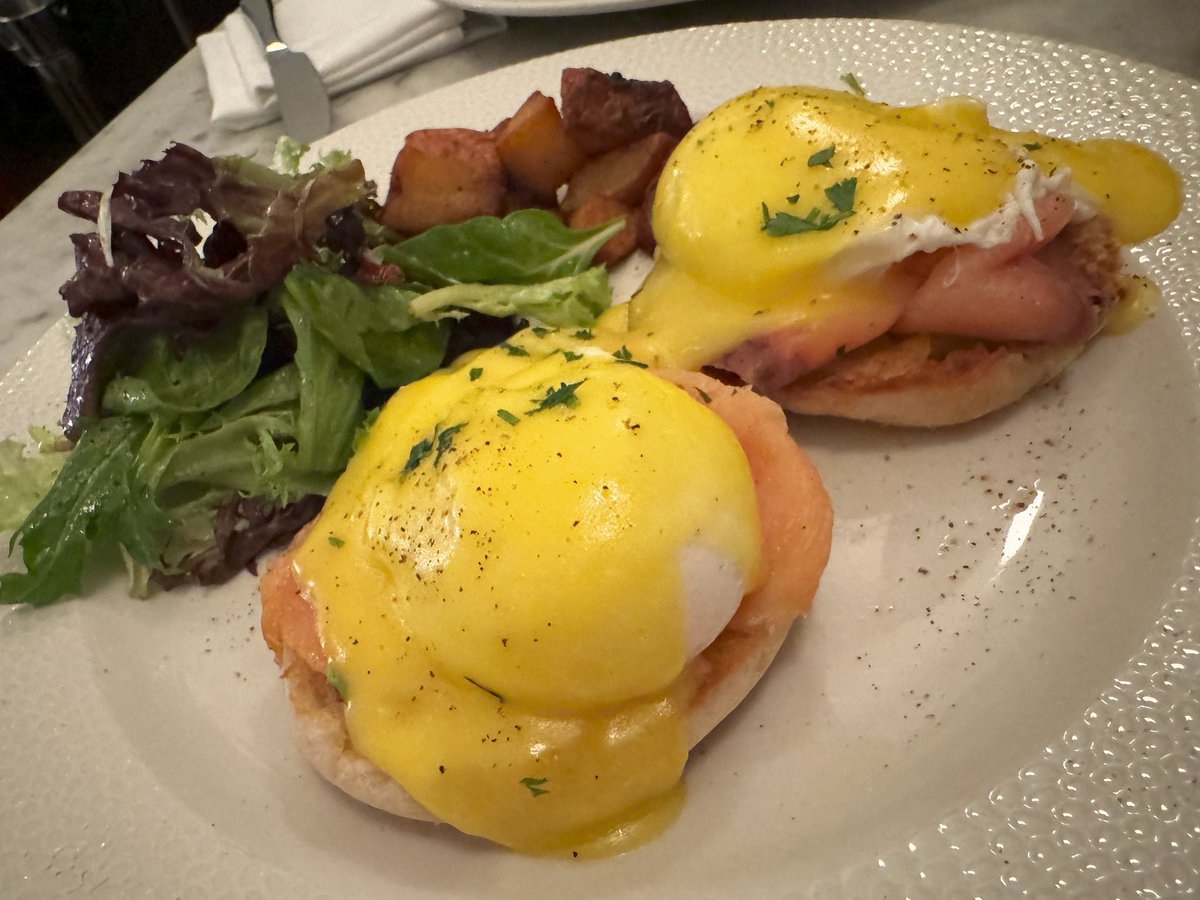 It’s … brunch day! We’ve got delicious eggs Benedict— with Canadian #bacon, smoked salmon or spinach — on the menu. Come on by! #mannysbistro #mannysbistrony #eggsbenedict #eggsbenny #upperwestside #NYC #newyorkcity #smokedsalmonbenedict #bonappétit #brunch #nycbrunch #NewYork
