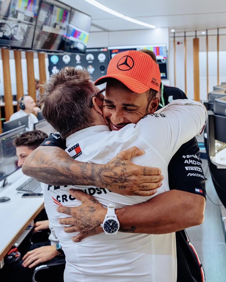 #MiamiGP 🇺🇸 | Lewis Hamilton on his racing engineer, Peter Bonnington: “Bono and I, we've been through thick and thin together, and I love the guy.” “We've had such a great relationship. I think we have the longest standing engineer and driver relationship that's ever been in…