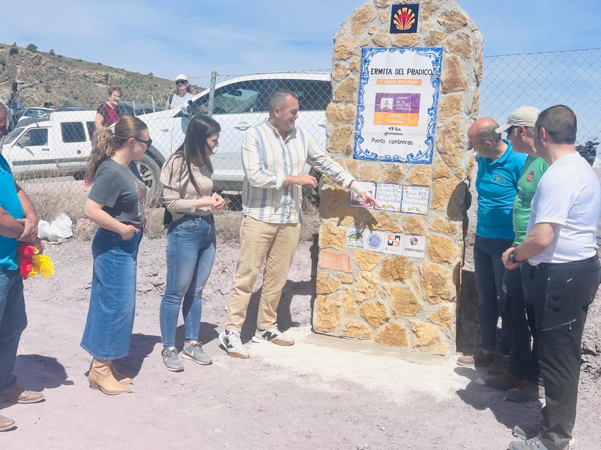 👉🏻 Esta mañana la Asociación de Amigos de El Pradico ha organizado una excelente jornada de convivencia que ha incluido una ruta de senderismo con una comida, trovos, bailes tradicionales y rifas. ⛰️ Además se ha inaugurado un monolito de señalización del camino del Argar.