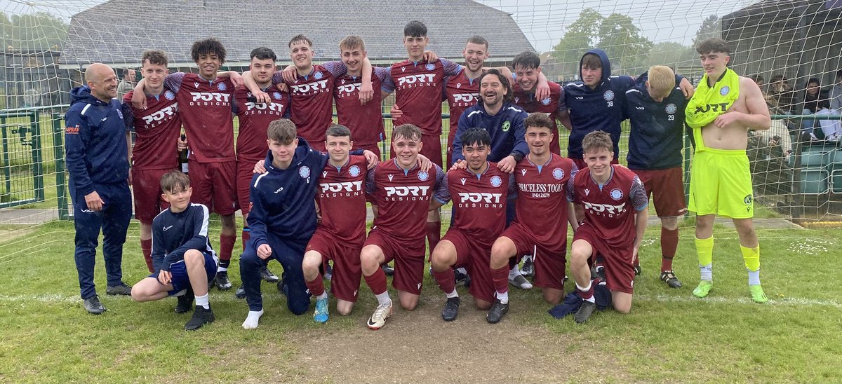 littlecommonfc's tweet image. Congratulations to the 18s who were crowned Champions of the East division with a 0-0 draw at home to Peacehaven. Well done to Tony, Duncan and all the boys for a great achievement 💜💙