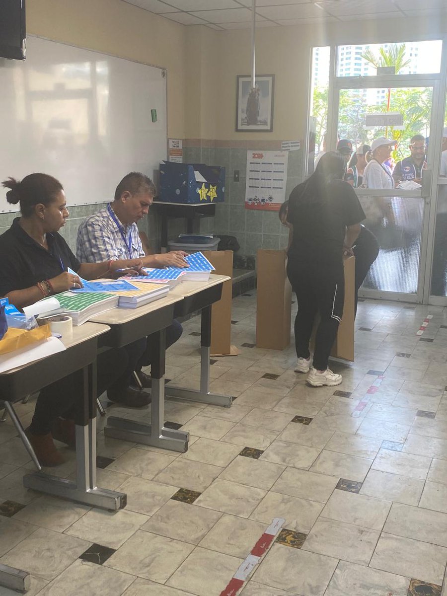 📌#EleccionesPanamá24🇵🇦 Nos comparten imágenes de los primeros momentos en el centro de votación ubicado en el Colegio La Salle, en la ciudad de Panamá. 📸Dolores Gandulfo [@DoloresGandulfo] de @CopppalObserva y @ReformasLATAM #ObservatorioReformas