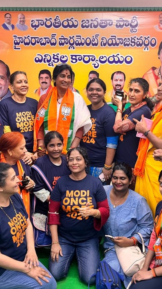 Met Madhavi Latha gaaru 💃🏻 @Kompella_MLatha became emotional looking at the support she is getting from all over India We @modioncemore team from Bengaluru went to Hyderabad in support of her #AbkiBaar400Paar #MadhaviLatha