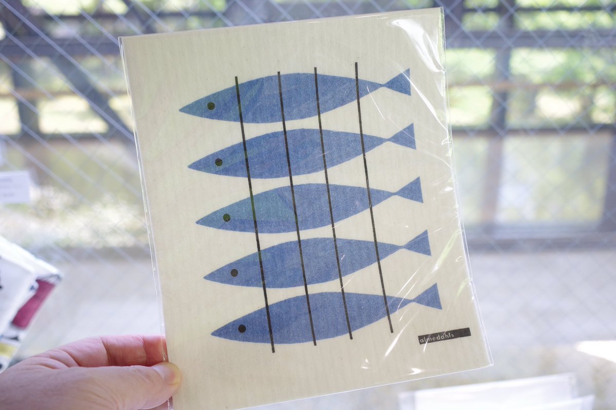 yamanaka_kan's tweet image. 兵庫陶芸美術館ミュージアムショップでスウェーデンのアルメダールスのグッズが。
Sill（ニシン）マリアンヌ・ニルソンというデザイナーだそうです。
伍魚福印そっくり。

#マリアンヌニルソン #sill #ニシン #スウェーデン #伍魚福 #ゴギョフク #ゴギョフク印 #ricohgr3 #ricohgr #almedahls