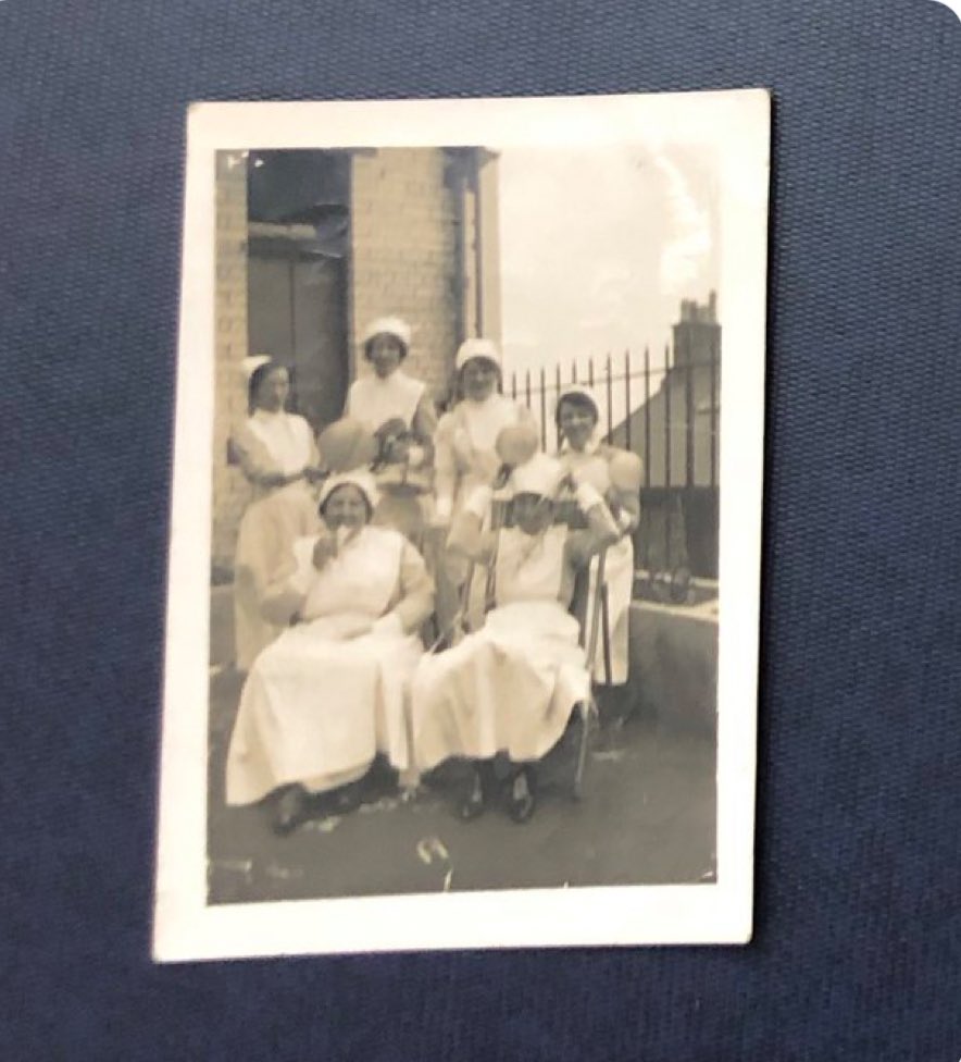 #InternationDayOfTheMidwife Rottenrow founded 1834 as Glasgow’s ´Lying in’ (4 wks confinement😳)hospital Royal charter, 1914 👑 1888 Murdoch Cameron (a dresser of Lister’s) did 🌍´s 1st C section using antisepsis 📸 Rottenrow midwives enjoy a quick break on the roof in 1925