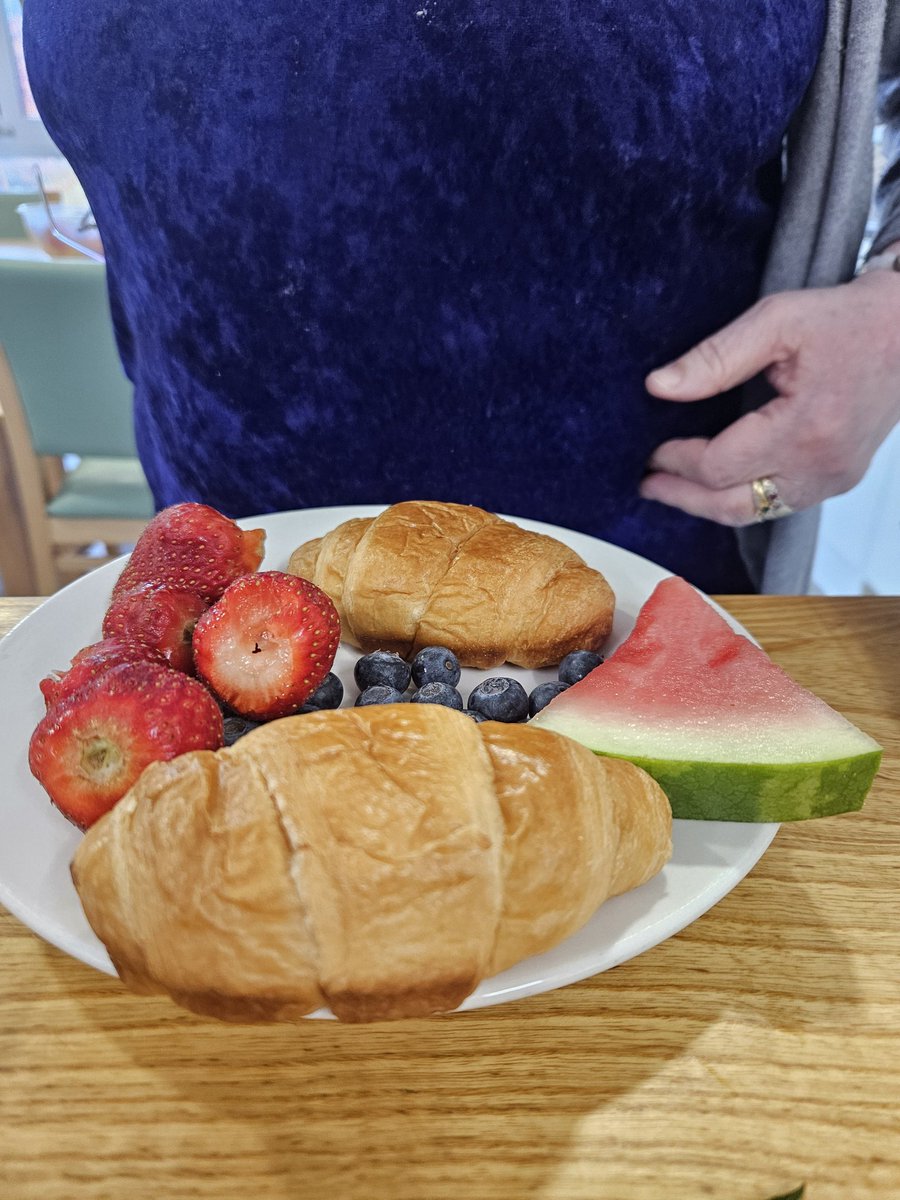 This morning the sun came out for our continental breakfast.enjoyed by the patients, and staff 😀 😎petit-dejeuner <a href="/SkylarkLSCFT/">Skylark</a>