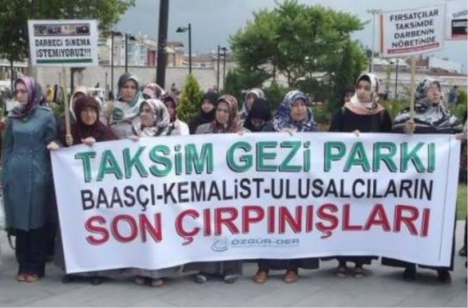 Gezi direnişçilerine karşı siyasal islamcı maklubeciler tarafından açılan bir pankart. Ağzını gere gere BAAS dedikten sonra bir daha Gezi'yi, Mustafa Kemal'i ve laikliği ağzına alma siyasi mevta rezil herif.