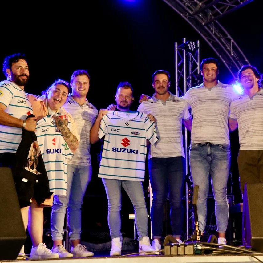 Was an exciting week at @Suzuki_ZA Griquas !
We got to gift international artist @JamieFineMusic with a Suzuki Griquas jersey! 
As well as Martin Bester & Juan Boucher !
Thank you to Kimberley Events for partnering up with our team ! 

#SuzukiGriquas #experiencenortherncape