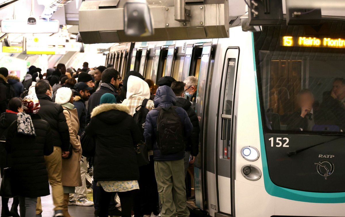 Un homme de 48 ans a été arrêté, samedi soir, sur le quai de la ligne 9 du métro Profitant de l'affluence, il venait d'agresser sexuellement une jeune touriste américaine en se frottant à elle La police avait repéré son manège ➡️ l.leparisien.fr/JToR