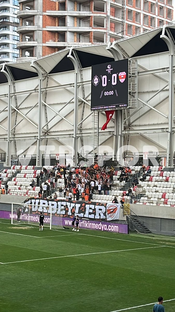 🏟️ Adanaspor taraftarları, Alsancak Stadı'ndaki yerini aldı.