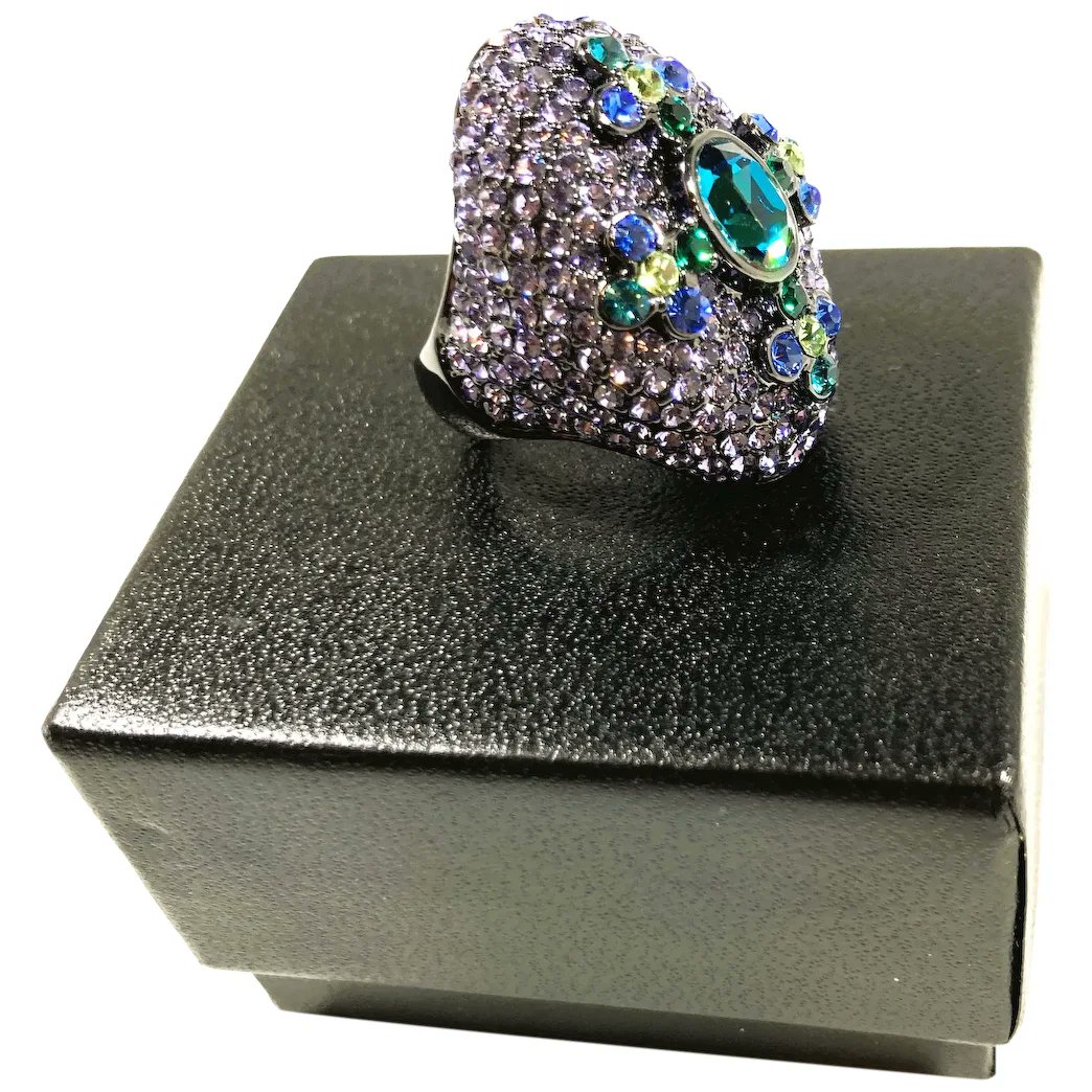 Akkad Guntone Metal Green Blue Rhinestone Cocktail Ring Size 7.5
#rubylane #vintage #jewelry #ring #statement #giftideas #jewelryaddict #vintagebeginshere #designer #hautecouture #fashionista #diva #glam #vintagejewelry
rubylane.com/item/136230-E1…