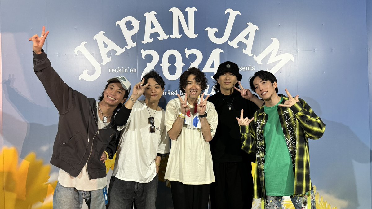 djkazu1025's tweet photo. THE ORAL CIGARETTESの皆さんと！
ご挨拶が！！！！できました！！！！！

カウントダウンジャパンで代役として(到底務まらない)DJさせてもらって、
無事お体も良くなったとのことで本当によかったです！！
大トリお疲れ様でした！！！！！！
#JJ2024 
#オーラル https://t.co/umxF1l2ahh