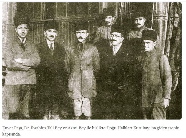 ALİ ŞÜKRÜ BEY VE ENVER PAŞA'NIN YAN YANA DURDUĞU SANILAN FOTOGRAF Murat Yüksel*, Necmettin Alkan** ve Uğur Üçüncü**, fotografta, Enver Paşa'nın yanında görünen kişinin Ali Şükrü Bey olduğunu iddia etmektedir. Yahya Düzenli ise, kişileri doğru teşhis etmekle birlikte, fotografın…