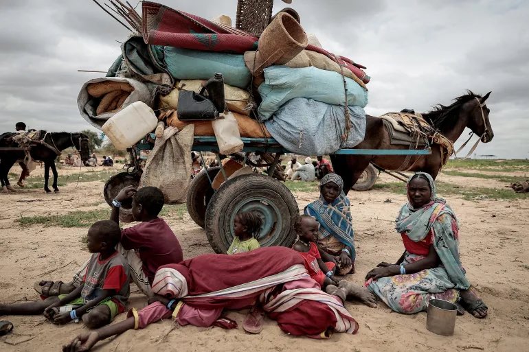 A Sudanese family who fled the conflict in Murnei in Sudan's Darfur region, sit beside their belongings while waiting to be registered by UNHCR upon crossing the border between Sudan and Chad in Adre 

#KeepEyesOnSudan